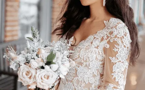春夏婚礼穿搭指南：AW Bridal 花卉连衣裙推荐与选购技巧