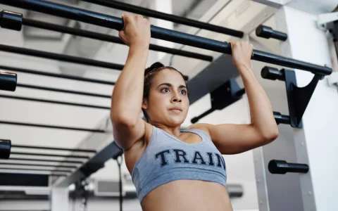 最新单杠锻炼方法助你炼出好肌肉