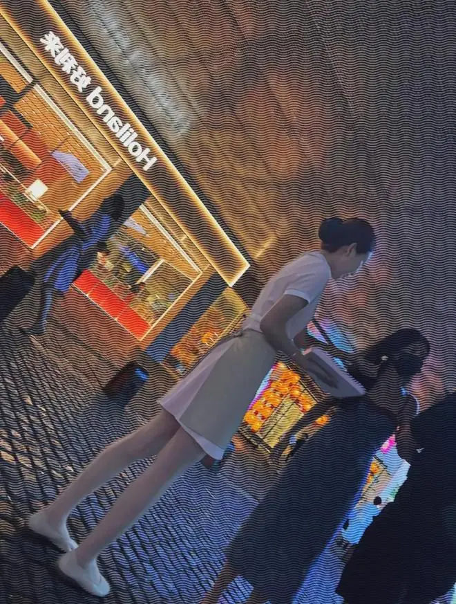 为什么好利来女员工上班要穿丝袜呢？