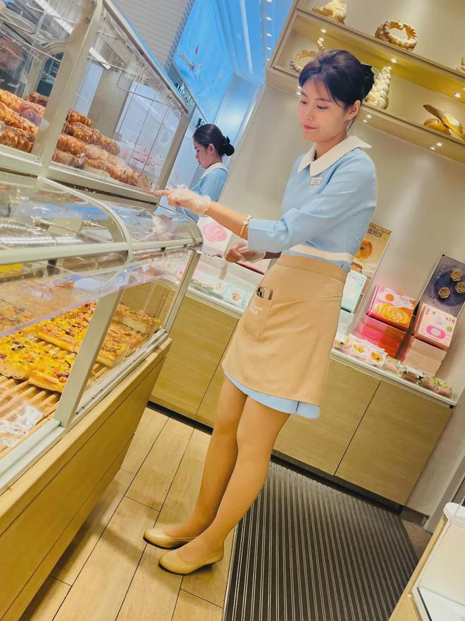 为什么好利来女员工上班要穿丝袜呢？ 12