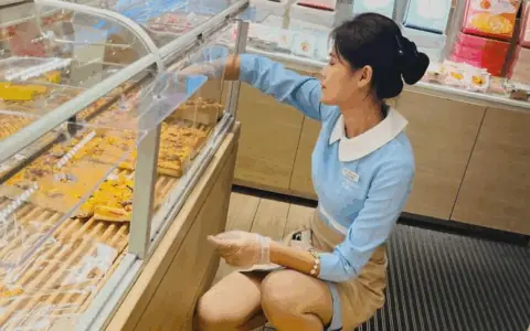 为什么好利来女员工上班要穿丝袜呢？