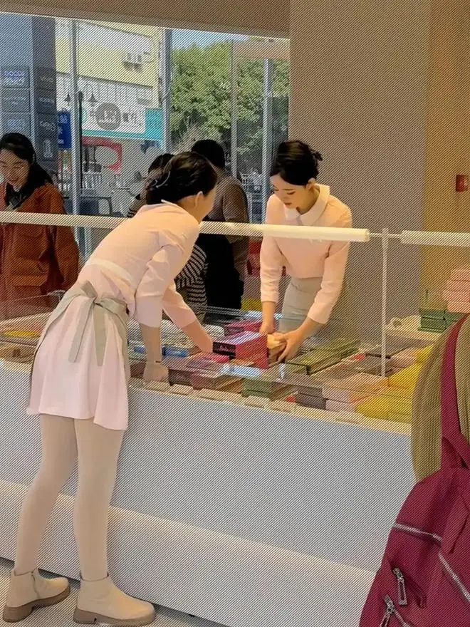 为什么好利来女员工上班要穿丝袜呢? 16 为什么好利来女员工上班要穿丝袜呢? 15