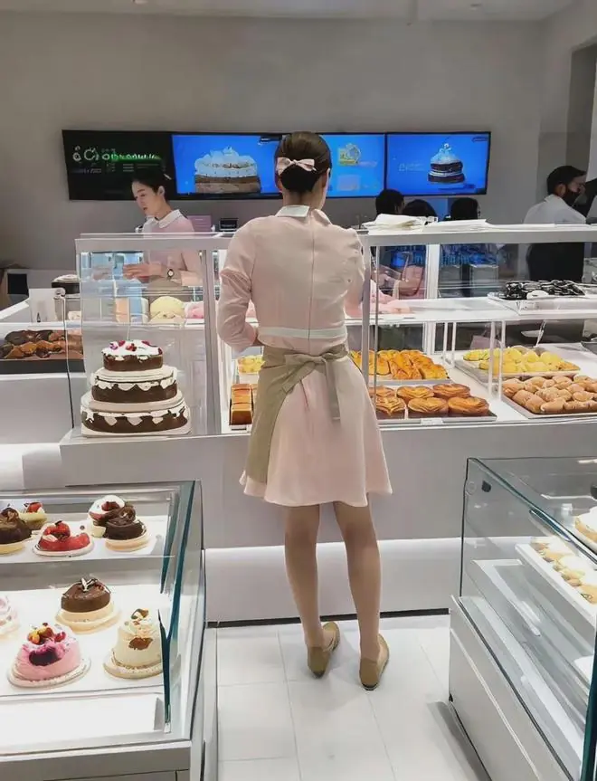 为什么好利来女员工上班要穿丝袜呢? 17 为什么好利来女员工上班要穿丝袜呢? 16