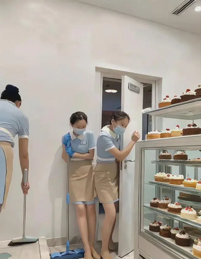 为什么好利来女员工上班要穿丝袜呢? 18 为什么好利来女员工上班要穿丝袜呢? 17