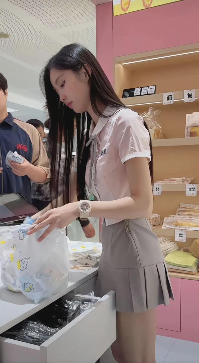 为什么好利来女员工上班要穿丝袜呢？ 25