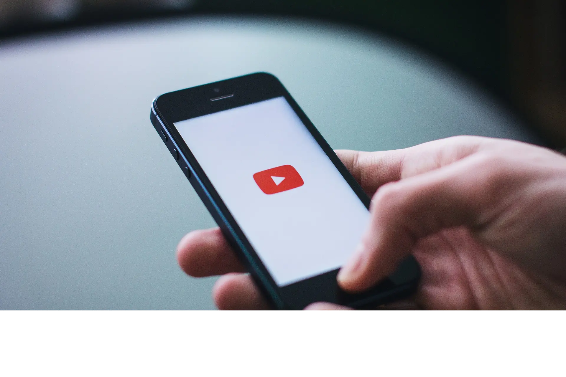 揭秘YouTube推荐机制：为什么“完播率”比“点击量”更重要？