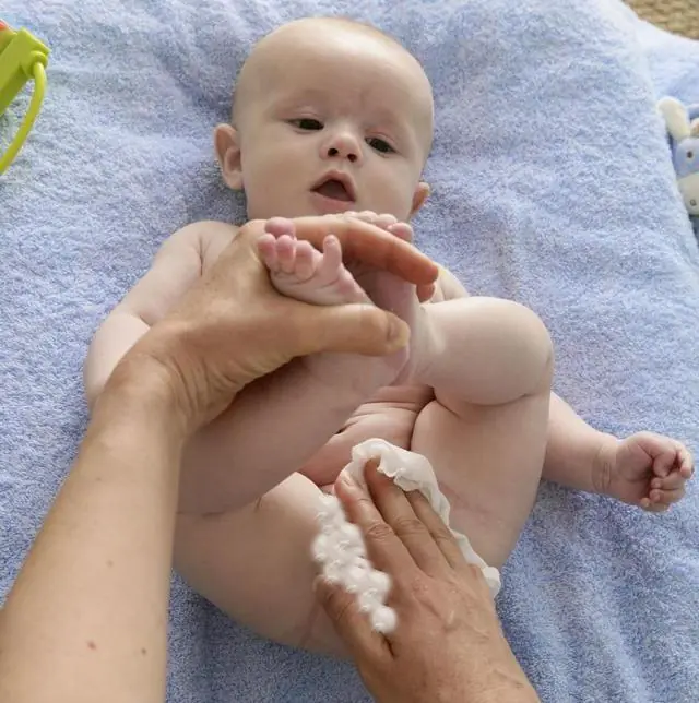 女宝宝屁屁总有一股尿骚味？宝妈说养女孩要精细些！ 2