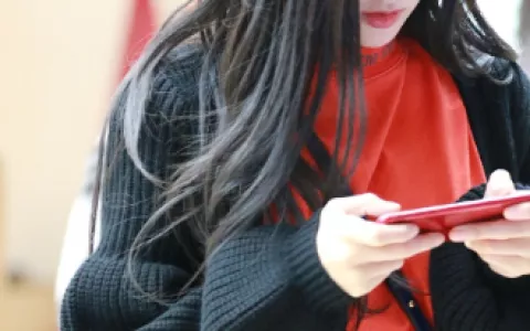 娜扎红衣黑发甜美 手机不离手走路都在打游戏