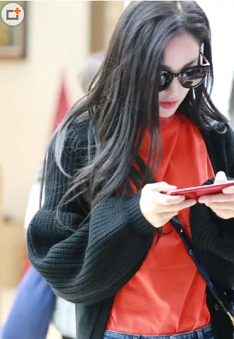娜扎红衣黑发甜美 手机不离手走路都在打游戏 1