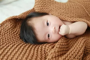 妈妈可以让宝宝在长袖大睡袋里睡觉 3