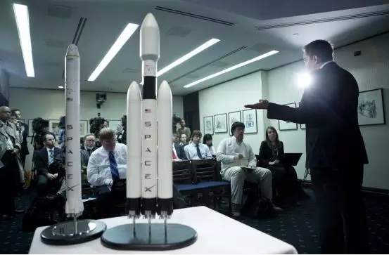 牛逼的马斯克再次改写历史，SpaceX “重型猎鹰"登顶世界运力最强运载火箭 23