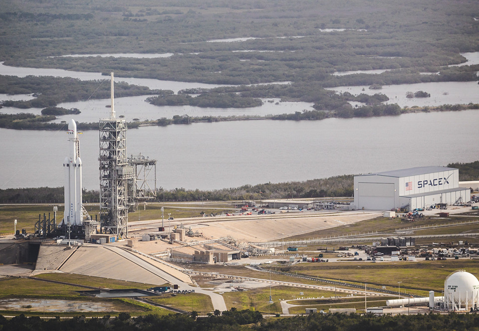 牛逼的马斯克再次改写历史，SpaceX “重型猎鹰"登顶世界运力最强运载火箭 11