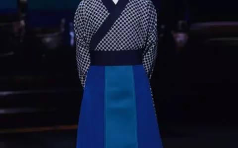 易烊千玺穿越古代变身温润公子 挽发束装尽显少年英气