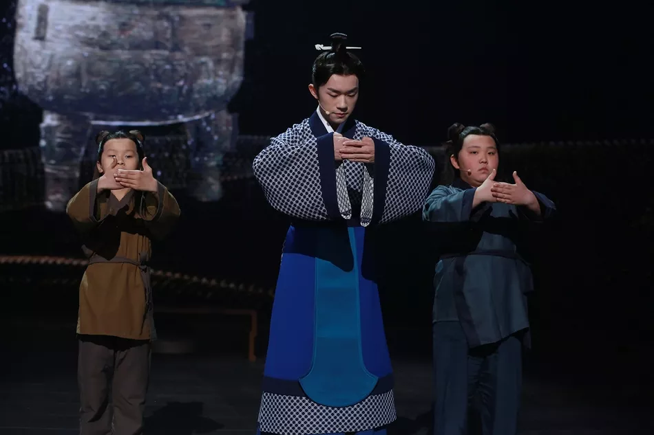 易烊千玺穿越古代变身温润公子 挽发束装尽显少年英气 5