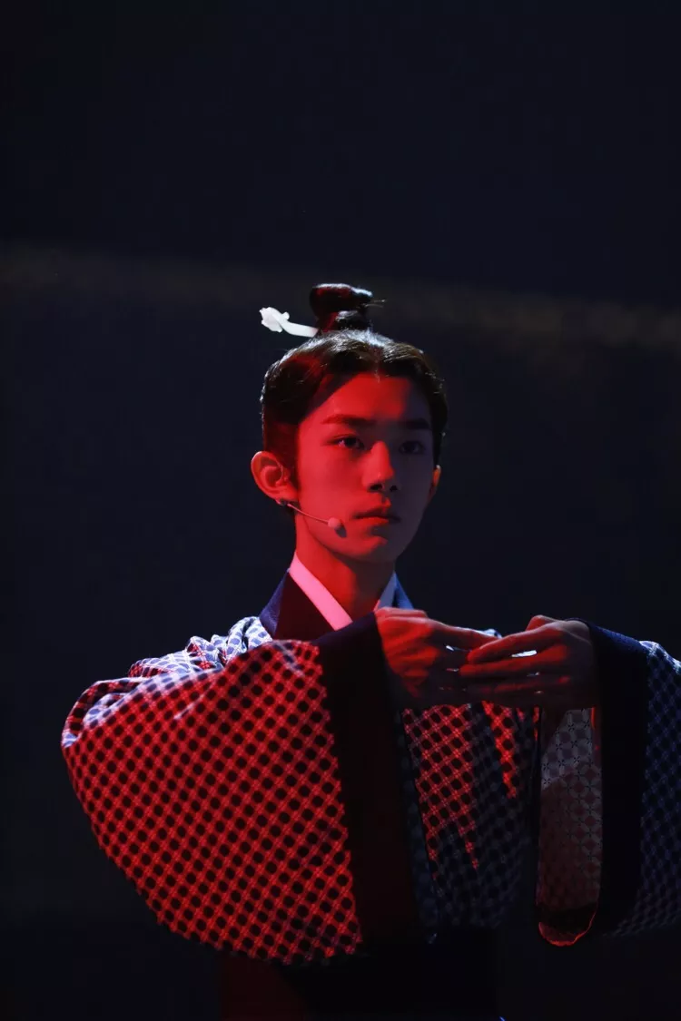 易烊千玺穿越古代变身温润公子 挽发束装尽显少年英气 3