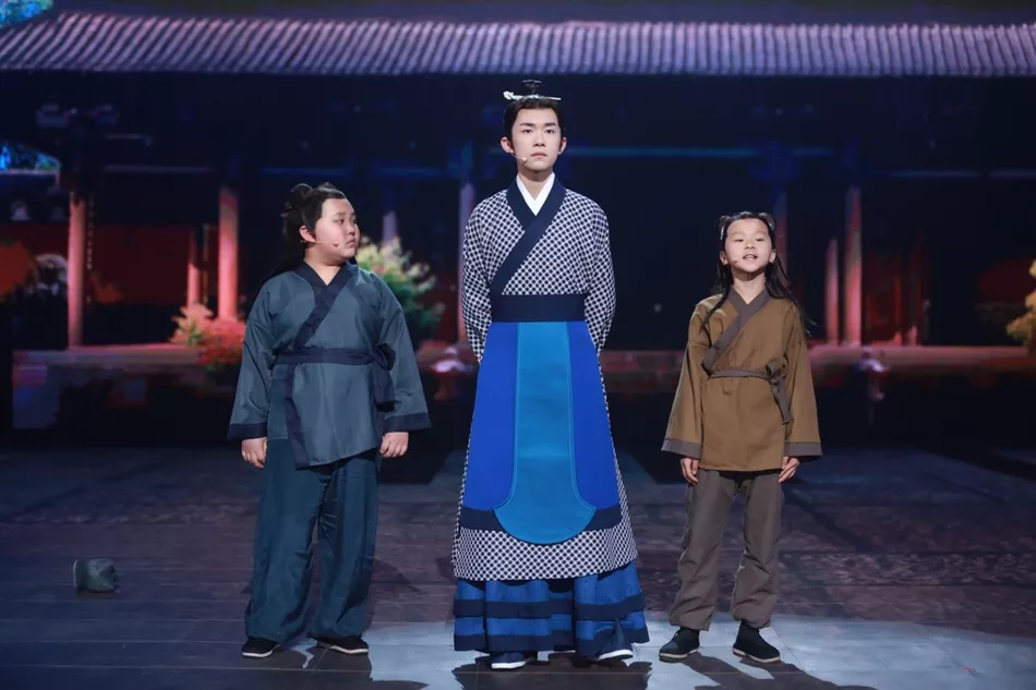 易烊千玺穿越古代变身温润公子 挽发束装尽显少年英气 2