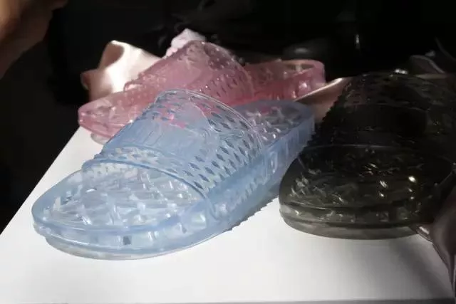 网袜之后肉丝要火？这4大趋势单品要让你女朋友秒变“老奶奶”style 2