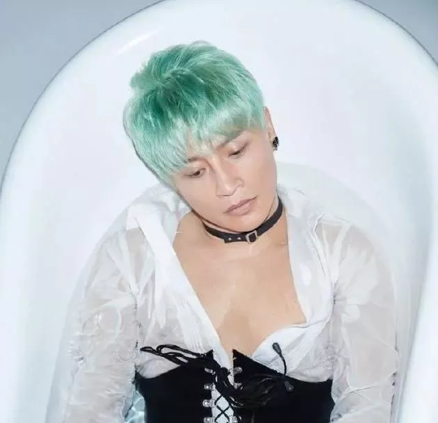 蔡妍脸部大走样竟被陈志朋的连体内衣抢了风头 9