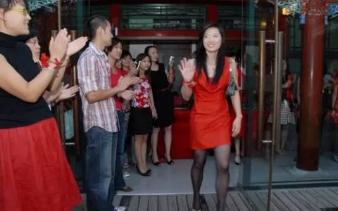 红裙黑丝袜美女蛙后罗雪娟高跟鞋出席派对