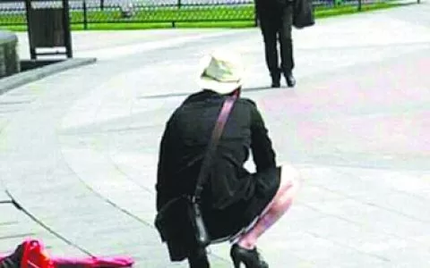 街头雷翻路人的肉色丝袜超短裙的高跟大叔