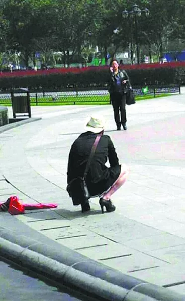 街头雷翻路人的肉色丝袜超短裙的高跟大叔 1