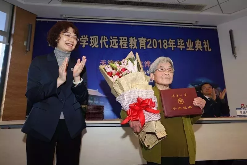为什么36岁收费大姐被淘汰，83岁奶奶年薪40万？