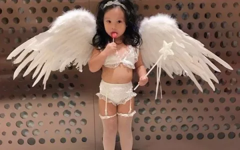 让2岁女儿穿蕾丝内衣吊带袜的关颖让网友愤怒了