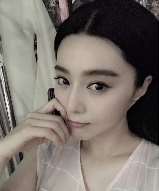 范冰冰近日路透照美出新高度 半透明外衣导致黑色内衣若隐若现 1