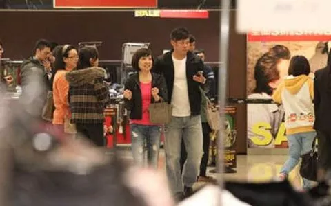 穿情侣装甜蜜的56岁宝妈与43岁男友汪建民看电影