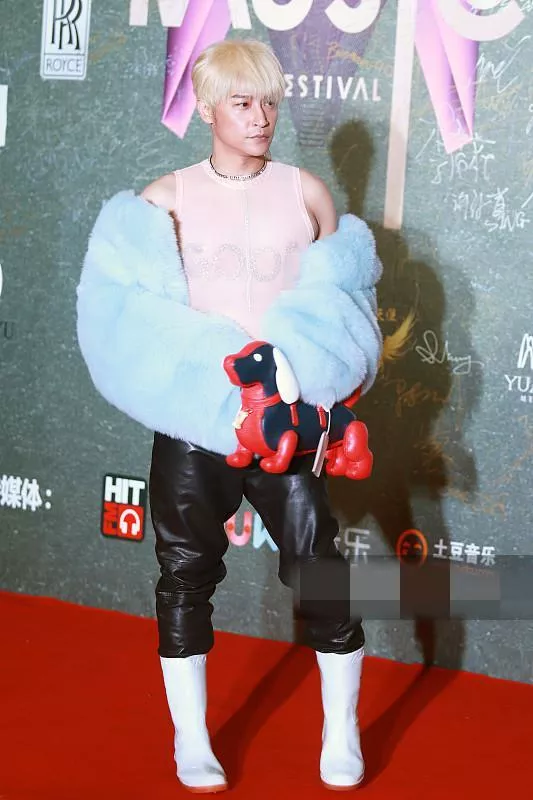 蔡妍脸部大走样竟被陈志朋的连体内衣抢了风头 11