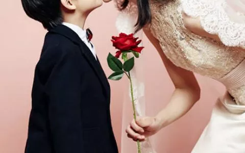 婚礼上的美丽幸运物穿在白纱里的婚礼吊袜带让你女人味儿翻倍