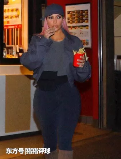 金·卡戴珊太敢穿！打底裤外穿网友：紧的有些难受！ 2