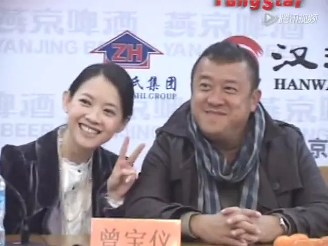 穿情侣装甜蜜的56岁宝妈与43岁男友汪建民看电影 2