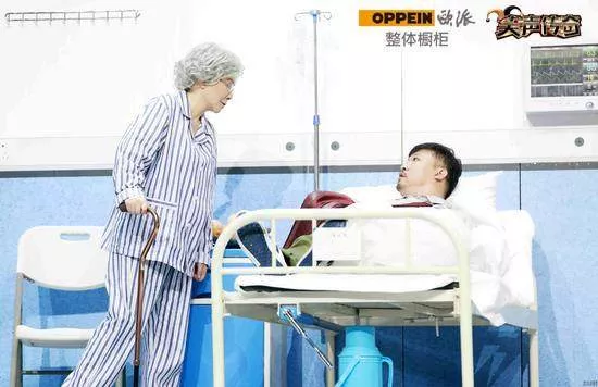 笑傲江湖之笑声传奇》贾冰和蔡明同台夺得本届大赛的冠军 6