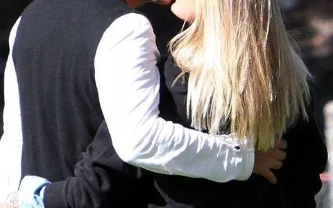 加文·罗斯代尔与新女友当街热吻