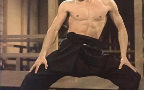 他是功夫巨星李小龙之子本可一夜成名却因拍摄电影意外身亡