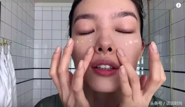 超模刘雯出化妆视频了!教你五步画出素颜裸妆再急也要美妆! 14