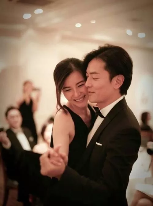 靓坤成“吴妈”山鸡哥宠娃怕老婆“第五大天王”的他现在如何 33
