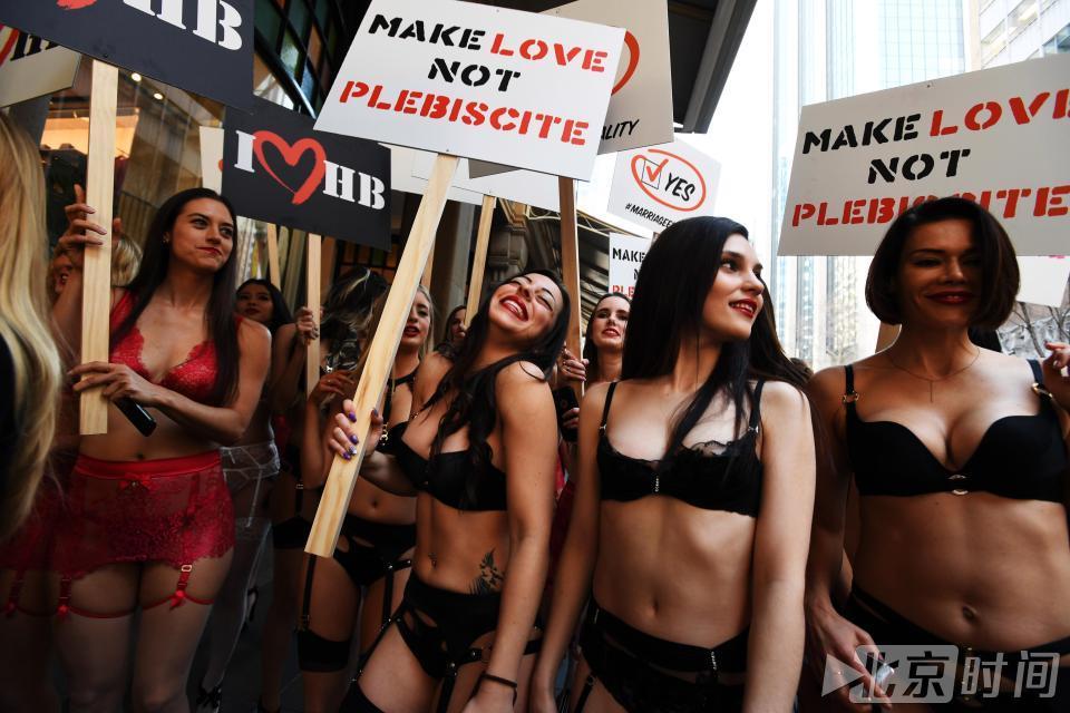 悉尼数十模特快闪游行 为同性婚姻合法化投票造势 1