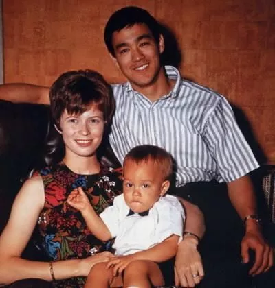 他是功夫巨星李小龙之子本可一夜成名却因拍摄电影意外身亡 2