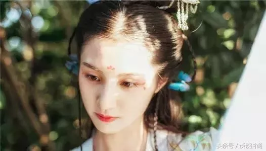 超模刘雯出化妆视频了!教你五步画出素颜裸妆再急也要美妆! 2