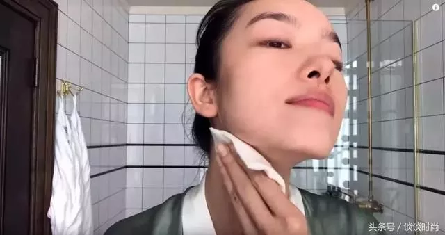 超模刘雯出化妆视频了!教你五步画出素颜裸妆再急也要美妆! 12