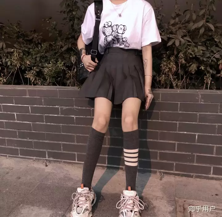 为什么中国女性经常穿连裤袜而不穿长筒袜？