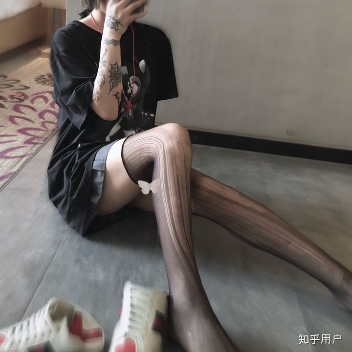 为什么中国女性经常穿连裤袜而不穿长筒袜？