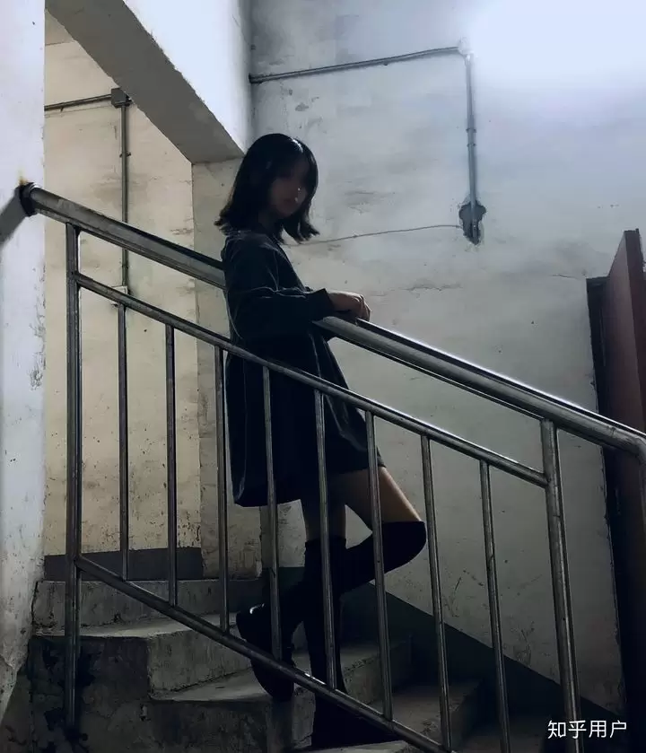 为什么中国女性经常穿连裤袜而不穿长筒袜？