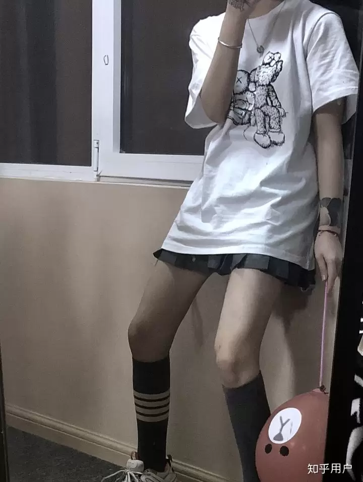 为什么中国女性经常穿连裤袜而不穿长筒袜？