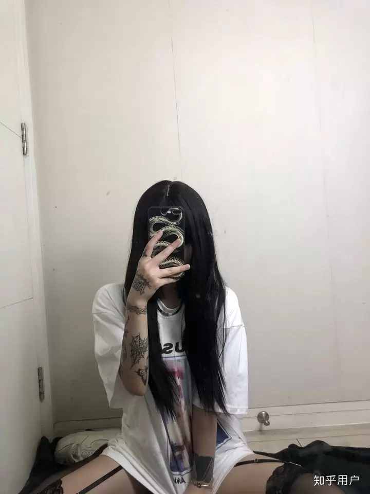 为什么中国女性经常穿连裤袜而不穿长筒袜？