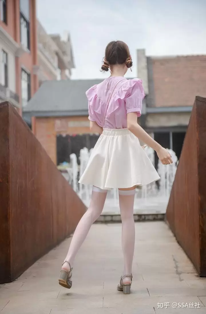 为什么中国女性经常穿连裤袜而不穿长筒袜？