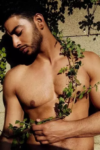 她”用了19年跨越性别！变性后成为了全世界最性感的内裤男模 8