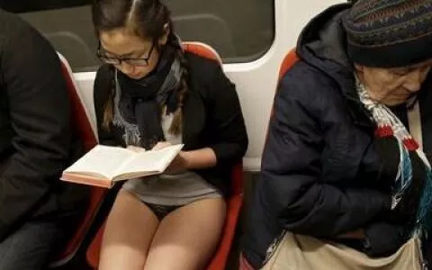 地铁无裤日 地铁里随处可见透视内裤情趣内裤